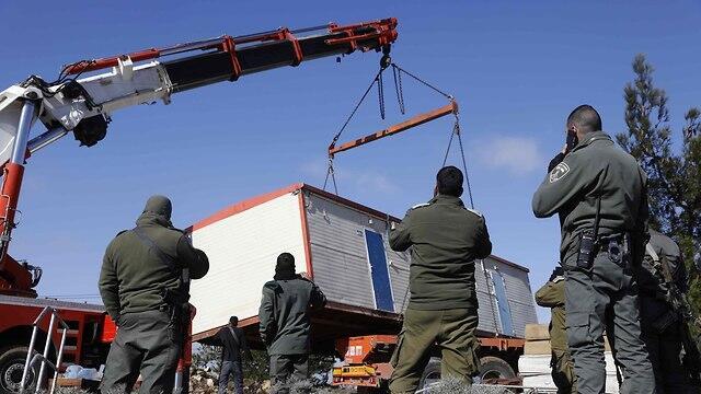 Демонтаж каравaнов. Фото: AFP