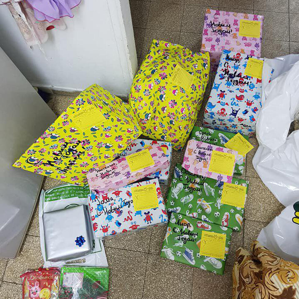 Арина купила подарки для 17 детей. Фото: движение "Вместе мы - сила"