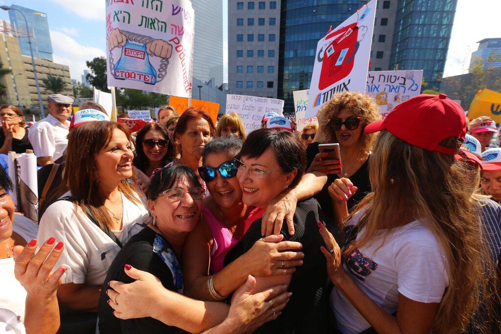 Митинг протеста работниц по уходу, в центре - депутат Тали Плосков. Фото: пресс-служба (Митинг протеста работниц по уходу, в центре - депутат Тали Плосков. Фото: пресс-служба) Митинг протеста работниц по уходу, в центре - депутат Тали Плосков. Фото: пресс-служба