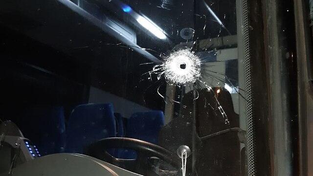 Пробитое стекло в автобусе. Фото: TPS