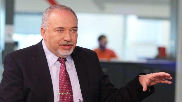 Авигдор Либерман в студии Ynet. Фото: Ави Муалем