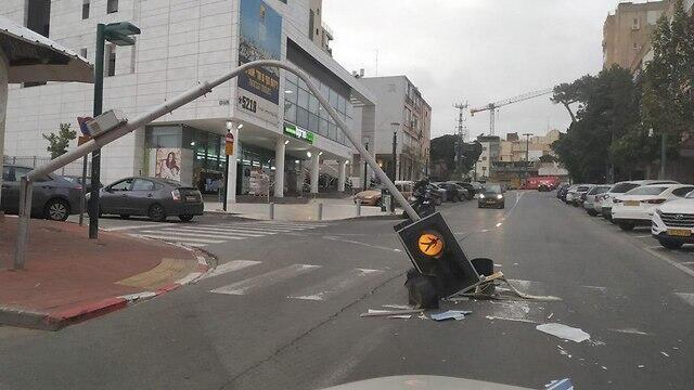 Светофор, сваленный ветром в Рамат-Гане. Фото: Шауль Голан