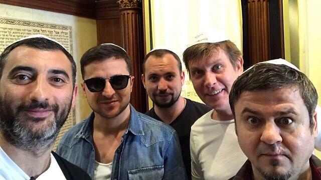 Zelenskiy and his friends visit a synagogue in Ukraine