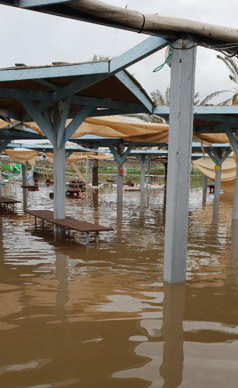 Затопление в кибуце Мааян-Цви. Фото: Офер Шнеер