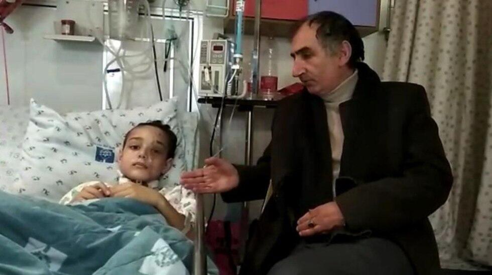 Юсеф с отцом в больнице "Хадасса". Фото: пресс-служба больницы (צילום: דוברות הדסה) Юсеф с отцом в больнице "Хадасса". Фото: пресс-служба больницы