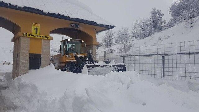 Уборка снега на Хермоне. Фото: пресс-служба комплекса "Хермон"