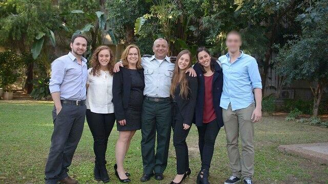 IDF Chief of Staff Lt. Gen. Gadi Eisenkot with his family on his first day in office (צילום: דובר צה"ל) IDF Chief of Staff Lt. Gen. Gadi Eisenkot with his family on his first day in office