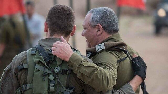 IDF Chief of Staff Lt. Gen. Gadi Eisenkot with his son during a training exercise of the Commando Brigade (צילום: דובר צה"ל) IDF Chief of Staff Lt. Gen. Gadi Eisenkot with his son during a training exercise of the Commando Brigade
