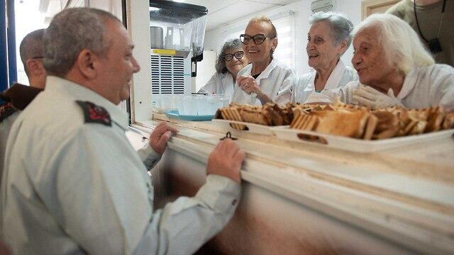 На встрече с добровольцами, помогающими солдатам ЦАХАЛа