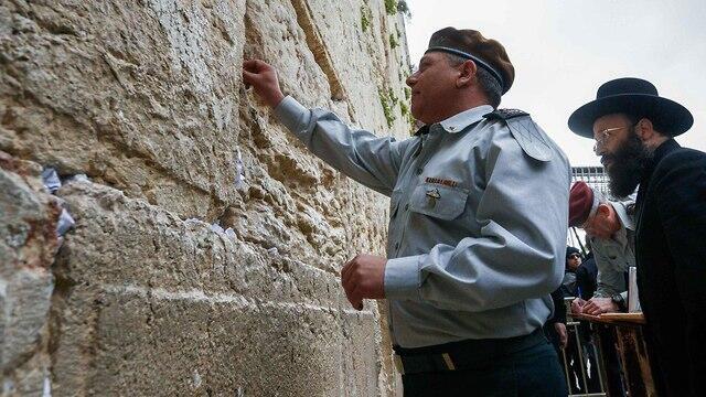 IDF Chief of Staff Lt. Gen. Gadi Eisenkot at the Western Wall on his first day in office (צילום: דובר צה"ל) IDF Chief of Staff Lt. Gen. Gadi Eisenkot at the Western Wall on his first day in office