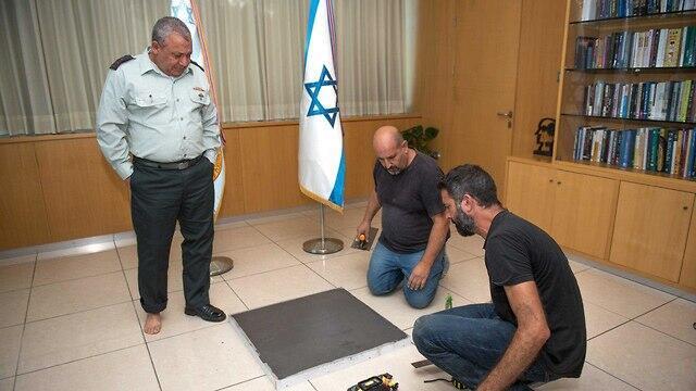IDF Chief of Staff Lt. Gen. Gadi Eisenkot having his footprint taken for the 'IDF chiefs' Boulevard' at the Hadassah Medical Center in Jerusalem (צילום: דובר צה"ל) IDF Chief of Staff Lt. Gen. Gadi Eisenkot having his footprint taken for the 'IDF chiefs' Boulevard' at the Hadassah Medical Center in Jerusalem