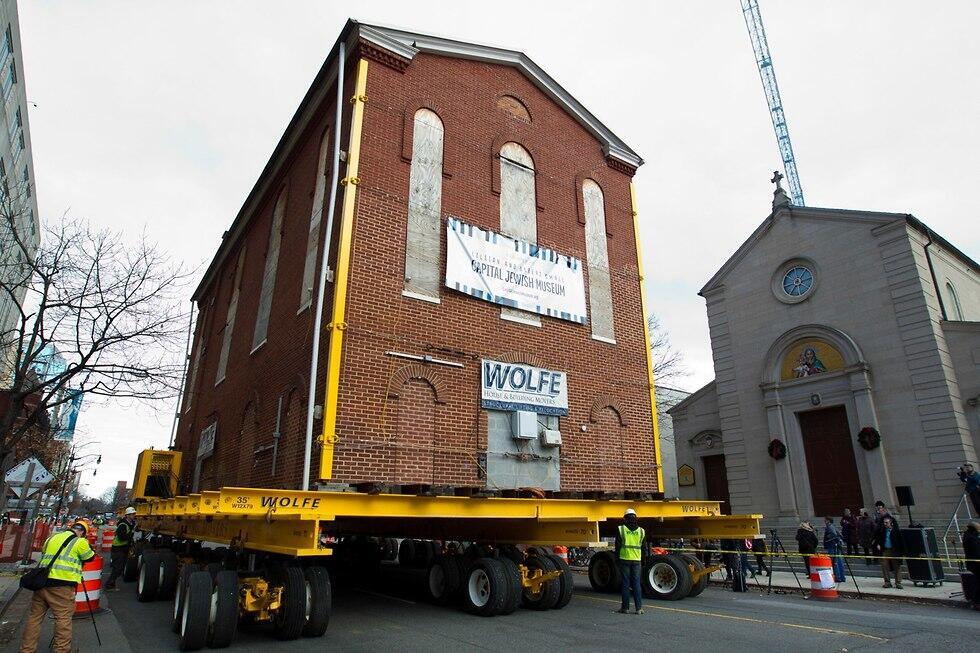 Перевозка здания синагоги в Вашингтоне. Фото: AP