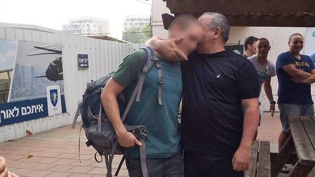IDF Chief of Staff Lt. Gen. Gadi Eisenkot with his son on his enlistment day (צילום: דו"צ) IDF Chief of Staff Lt. Gen. Gadi Eisenkot with his son on his enlistment day