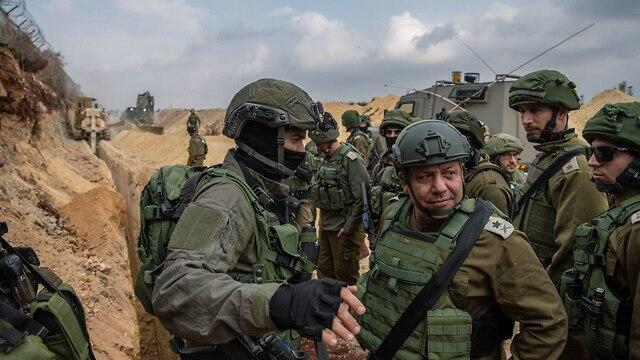 IDF Chief of Staff Lt. Gen. Gadi Eisenkot on the Lebanon border on the first day of Operation Northern Shield (צילום: דובר צה"ל) IDF Chief of Staff Lt. Gen. Gadi Eisenkot on the Lebanon border on the first day of Operation Northern Shield