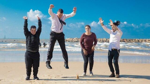 Ambassador Dan Oryan with Mickey Hayat along with two special needs participants (צילום: יחזקל אטקין) Ambassador Dan Oryan with Mickey Hayat along with two special needs participants