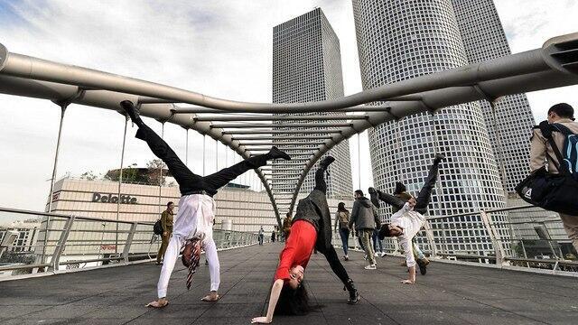 Ambassador Oryan and young people at Tel Aviv's Azrieli Towers (צילום: ערן גיל) Ambassador Oryan and young people at Tel Aviv's Azrieli Towers