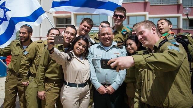 IDF Chief of Staff Lt. Gen. Gadi Eisenkot with soldiers on Passover eve (צילום: דובר צה"ל) IDF Chief of Staff Lt. Gen. Gadi Eisenkot with soldiers on Passover eve