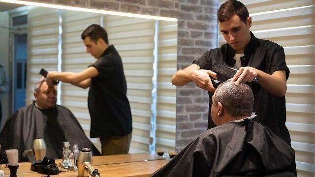 В военной парикмахерской