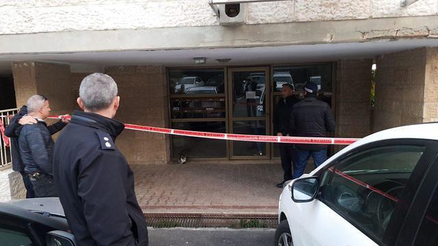 У подъезда дома, в котором обнаружили тела. Фото: пресс-служба полиции (צילום: דוברות המשטרה) У подъезда дома, в котором обнаружили тела. Фото: пресс-служба полиции