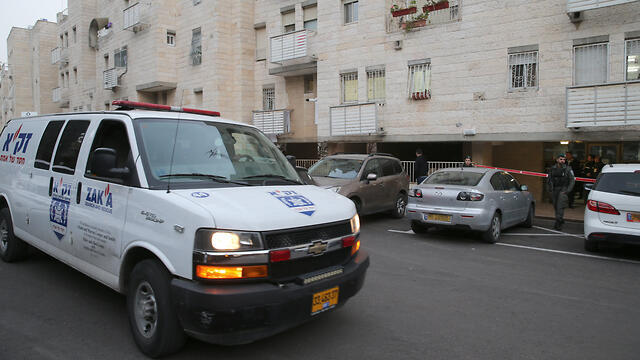 У подъезда дома, в котором обнаружили тела. Фото: Амит Шааби (צילום: עמית שאבי) У подъезда дома, в котором обнаружили тела. Фото: Амит Шааби