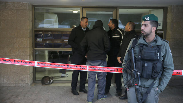 У подъезда дома, в котором обнаружили тела. Фото: Амит Шааби