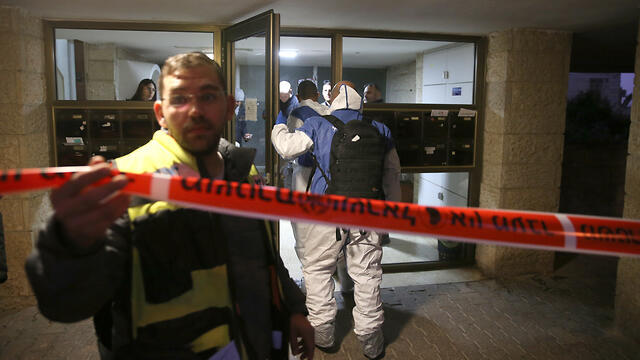 У подъезда дома, в котором обнаружили тела. Фото: Амит Шааби (צילום: עמית שאבי) У подъезда дома, в котором обнаружили тела. Фото: Амит Шааби