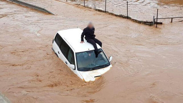 Driver stranded in the Hilazon stream (צילום: דוברות כבאות והצלה מחוז צפון) Driver stranded in the Hilazon stream