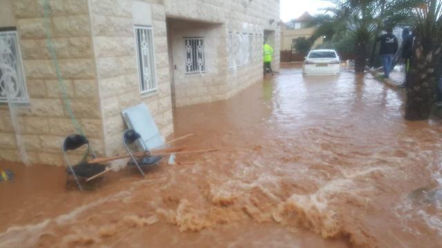 Mother and two children starnded in their home in Arrabe (צילום: כבאות והצלה צפון) Mother and two children starnded in their home in Arrabe