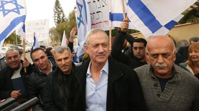 Benny Gantz with Druze protesters outside his home