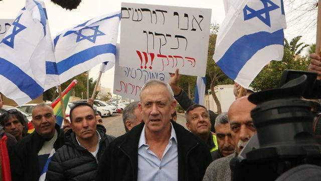 Benny Gantz talks to protesters against the Nation-State Law outside his home (צילום: מוטי קמחי) Benny Gantz talks to protesters against the Nation-State Law outside his home