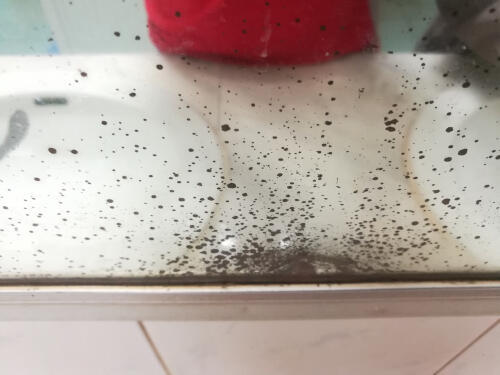 Ржавчина на зеркале. Фото: shutterstock