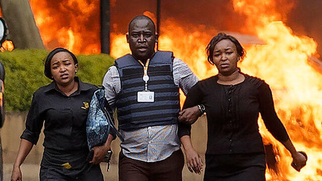 Эвакуация комплекса в Найроби. Фото: AP (צילום: AP) Эвакуация комплекса в Найроби. Фото: AP