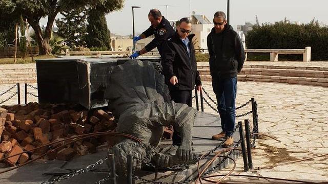 Разрушенный мемориал в Рамат-Гане