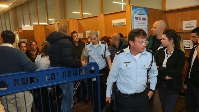 Эфи Наве у входа в здание суда в Тель-Авиве. Фото: Моти Кимхи