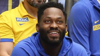 ג'רמי פארגו מחייך על הספסל