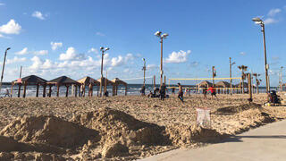 מבלים בחוף בוגרשוב בתל אביב