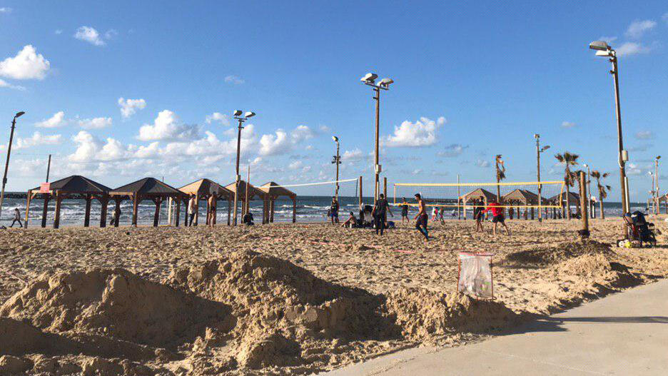 מבלים בחוף בוגרשוב בתל אביב