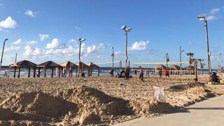 מבלים בחוף בוגרשוב בתל אביב