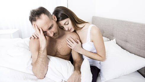 אילוסטרציה של זוג במיטה