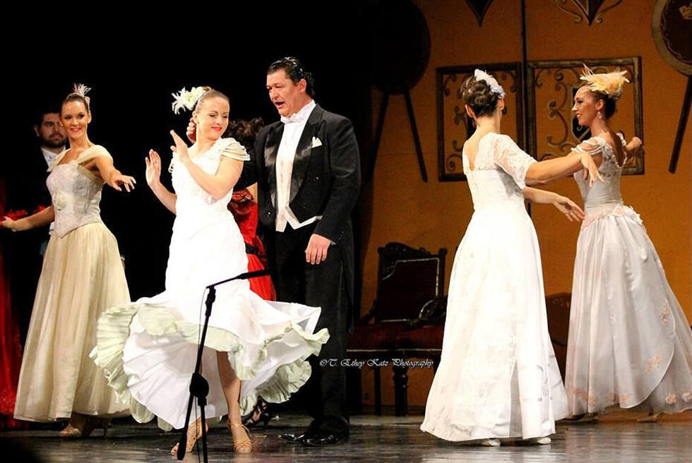 Сцена из спектакля "Веселая вдова". Фото: Эти Кац (предоставлено компанией FGK Production) (Фото: Эти Кац (предоставлено компанией FGK Production)) Сцена из спектакля "Веселая вдова". Фото: Эти Кац (предоставлено компанией FGK Production)