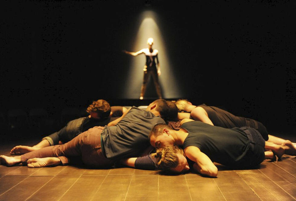 Сцена из балета "Дыра". Фото: Гади Дагон (Фото: Гади Дагон) Сцена из балета "Дыра". Фото: Гади Дагон