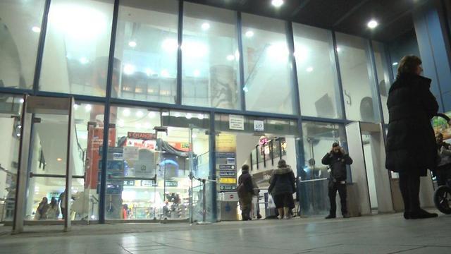 Охранник у входа на автобусную станцию. Фото: Моше Мизрахи, архив