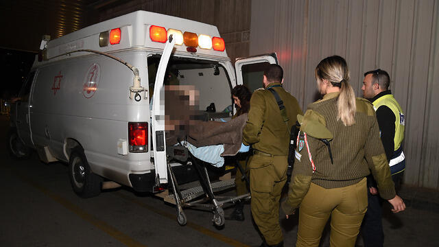 Эвакуация офицера ЦАХАЛа, раненного в инциденте у границы. Фото: Герцль Йосеф