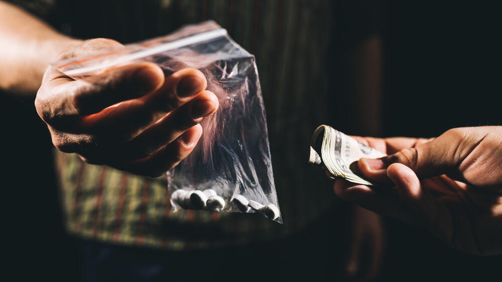Photo: Shutterstock אילוס אילוסטרציה סחר עסקה עסקת סמים