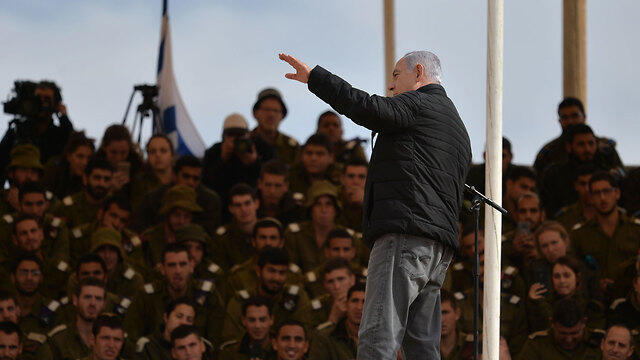 Нетаниягу выступает перед курсантами на военной базе в Шизафоне. Фото: Коби Гидеон/ЛААМ