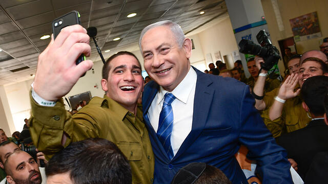 Селфи с премьером. Встреча Нетаниягу с солдатами-репатриантами. Фото: Шахар Азран (צילום: שחר עזרן) Селфи с премьером. Встреча Нетаниягу с солдатами-репатриантами. Фото: Шахар Азран