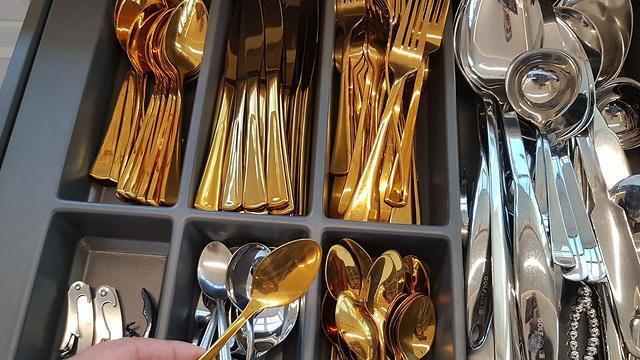 Столовое серебро и золото - все настоящее. Фото: Асаф Камар (צילום: אסף קמר) Столовое серебро и золото - все настоящее. Фото: Асаф Камар