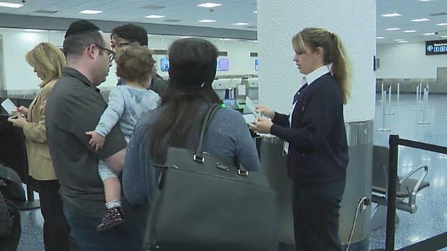 Супругов Адлер высадили из самолета.  Фото: WPLG/local10.com