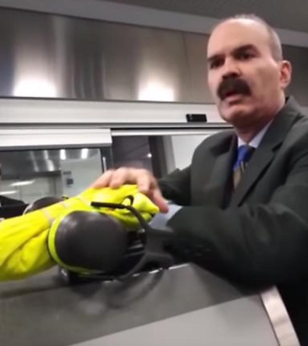 Представитель авиакомпании. Фото: Йоси Адлер