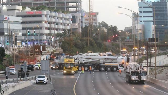 Construction of a pedestrian bridge over the Ayalon highway in Tel Aviv